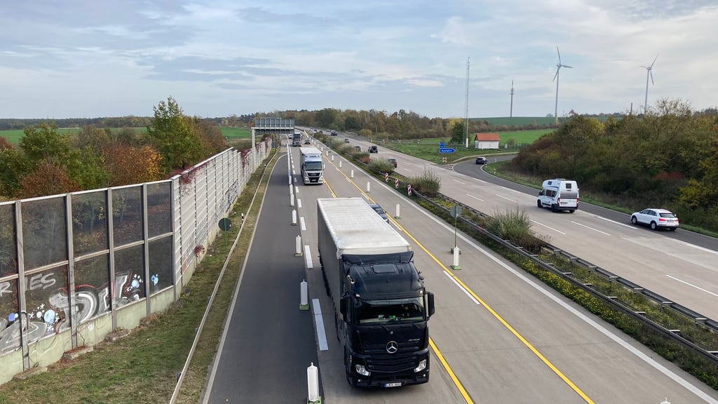 Blick auf die Autobahn 2. Die Anschlussstelle Burg-Zentrum wird zunächst in Fahrtrichtung Berlin gesperrt, wenn die Erneuerung der Fahrbahn anläuft. Die Auf- und Abfahrt liegt innerhalb der Bereiche, in denen die Bauarbeiten ausgeführt werden.