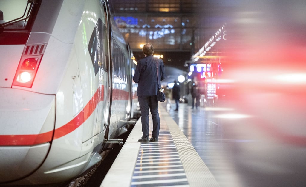 Auch das erneute Zusammentreffen der Tarifparteien kam zu keinem Ergebnis. Nun drohen der Bahn Warnstreiks.