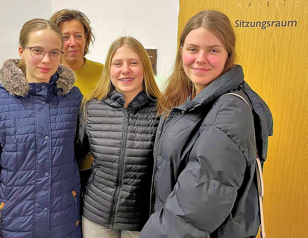 Theresa David (von links), Steffi Dembinsky, Mia Charlott Heim und Maike Bürgel besuchten den Osterburger Finanzausschuss.