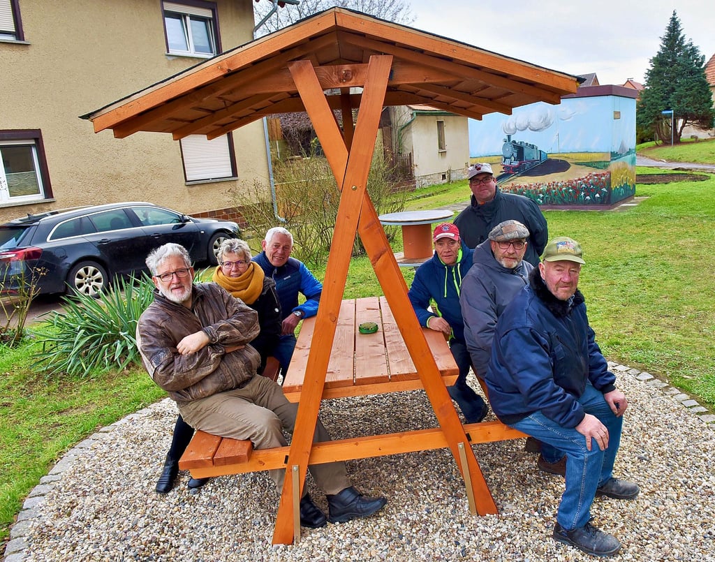 Die Dorffreunde Thondorf um ihren Präsidenten Falke Belger (4. v. li.) setzen sich für ihr Dorf ein, wie etwa mit dieser gespendeten Sitzraufe. Für das Ortsjubiläum hat der Verein ein dreitägiges Fest organisiert.