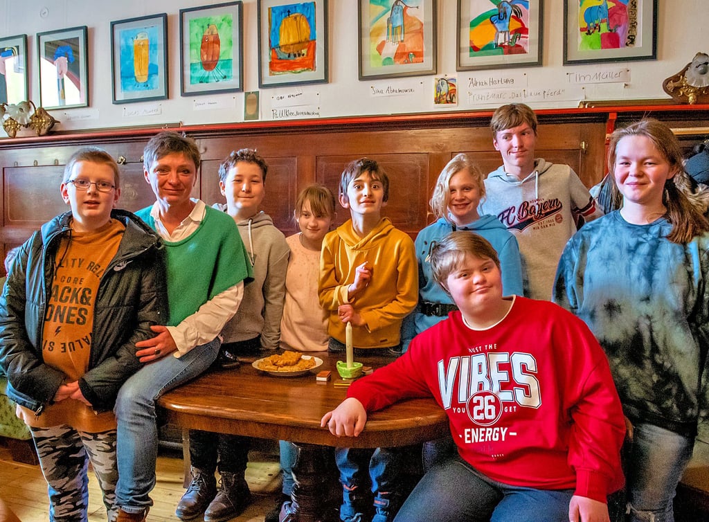 Schülerinnen und Schüler der Naumburger Käthe-Kruse-Schule - hier mit Kunstlehrerin Andrea Matte - stellen derzeit ihre Kunstwerke im Café „Zille“ aus.