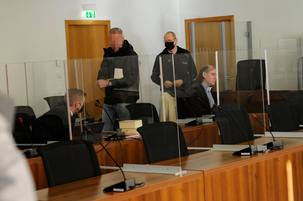 Der Angeklagte Igor P. (Mitte) musste sich zum Tod der ehemaligen Biederitzerin Ute P. vor dem Landgericht Potsdam verantworten.