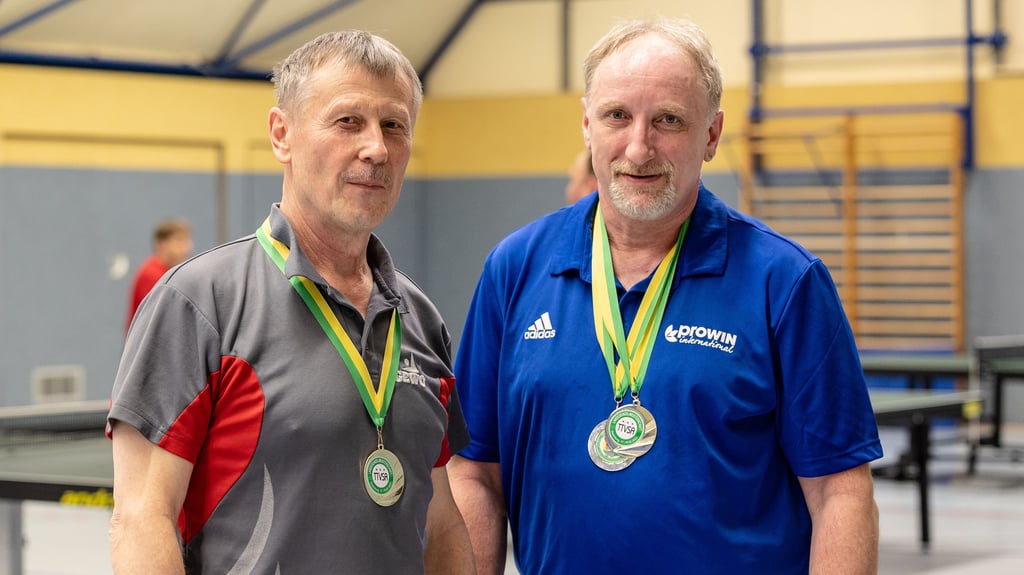 Matthias Weiß (l.) und Frank Schulze präsentieren ihre Landesmeistermedaillen in der Prettiner Turnhalle.