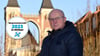 Am 19. März stellt er sich als parteiloser Kandidat zur Wahl: Steffen Reisbach - hier vor den Doppeltürmen der Jakobskirche.