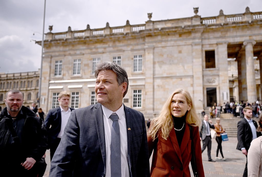 Robert Habeck (Bündnis 90/Die Grünen, M), Vizekanzler und Bundesminister für Wirtschaft und Klimaschutz, geht mit Marian Schuegraf (r), deutsche Botschafterin in Kolumbien, durch die Altstadt von Bogotà.