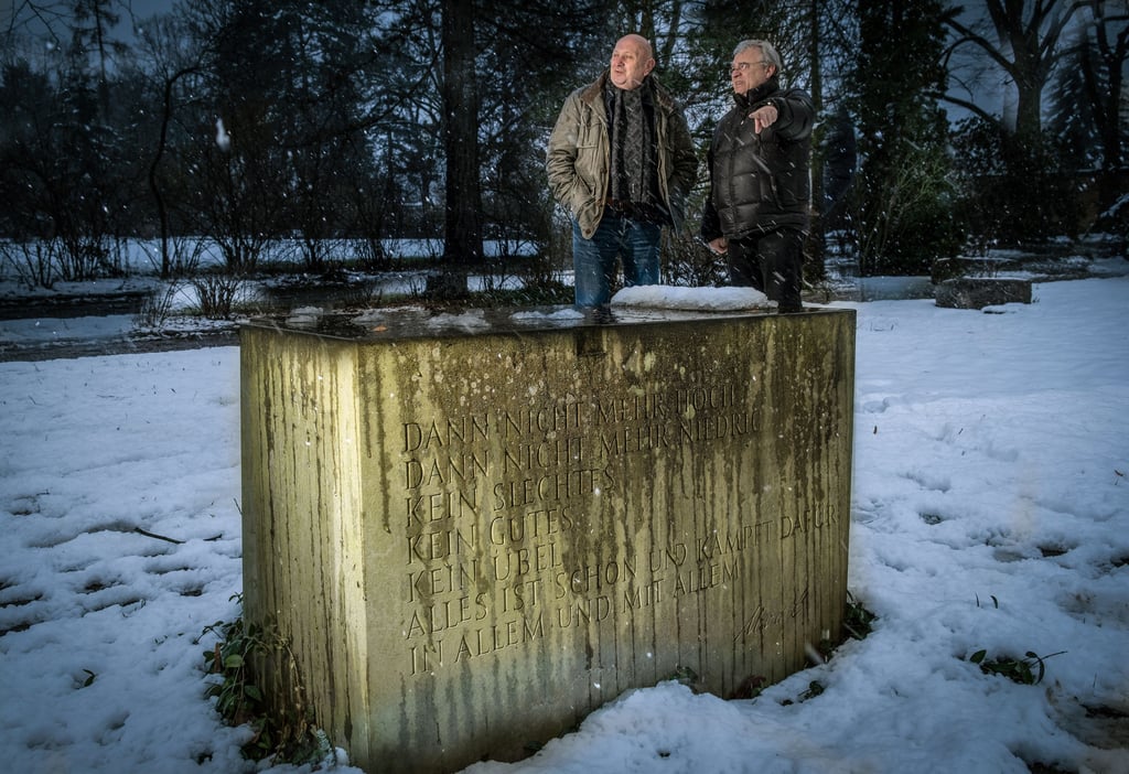 Sie haben van der Lubbes Leichnam ausgebuddelt: Alfred E. Otto Paul (l.) und Heinz-Joachim Halbach, hier am Gedenkstein für den Niederländer auf dem Südfriedhof in Leipzig