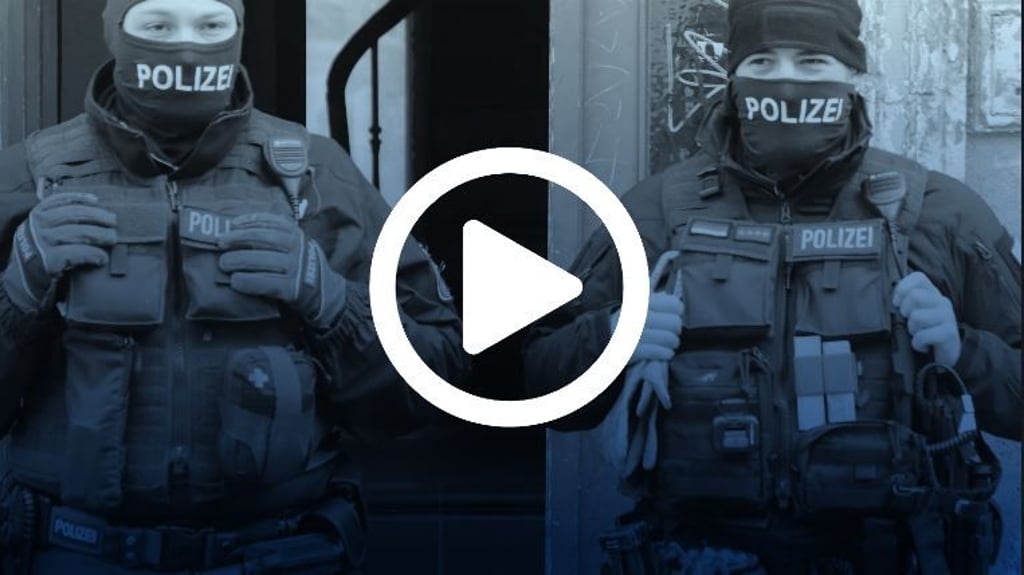 Einsatzkräfte der Bundespolizei sichern in der August-Bebel-Straße Halle ein Gebäude.