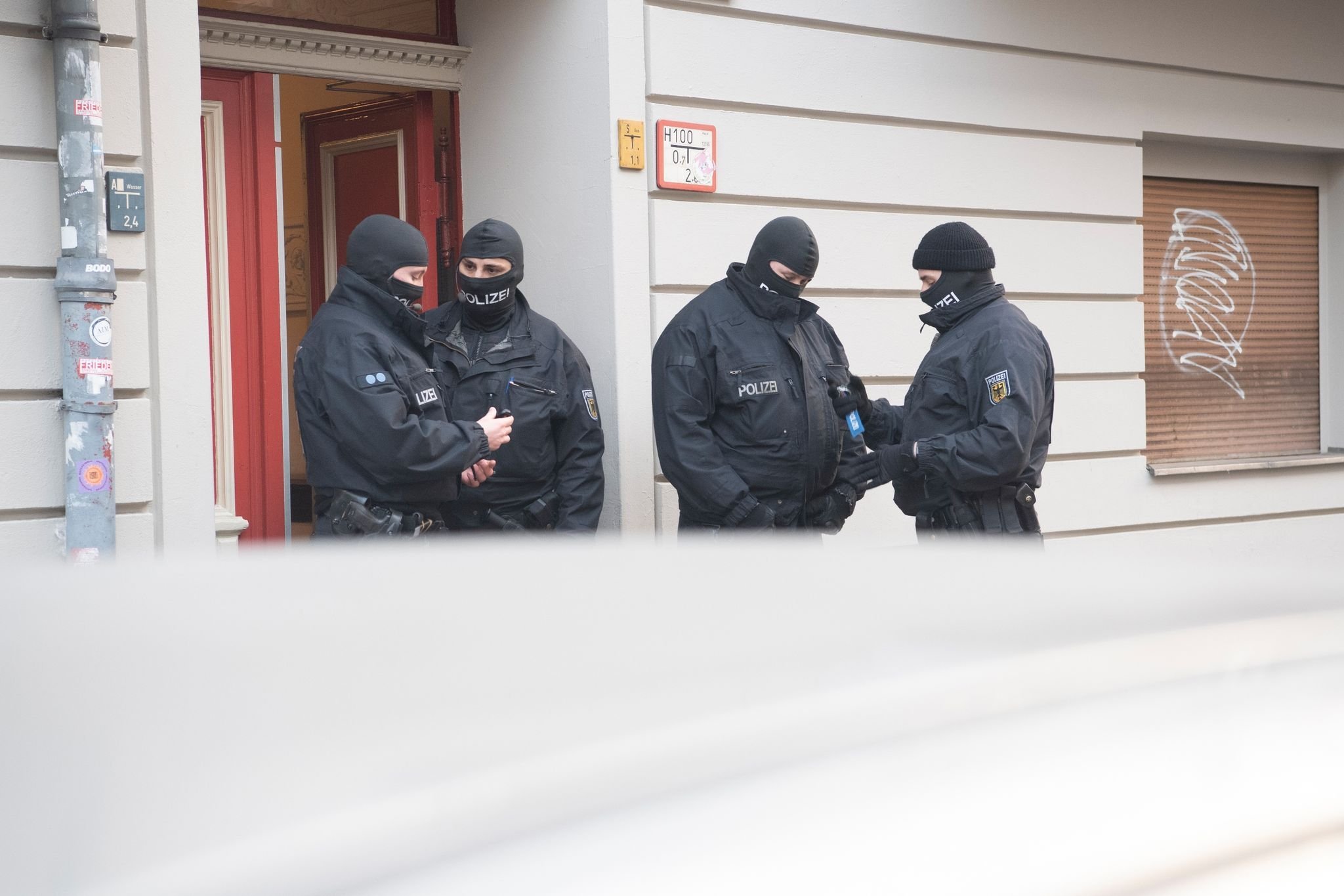 Durchsuchungen: Razzia Gegen Schleuserbande: Polizei Und GSG 9 Im Einsatz