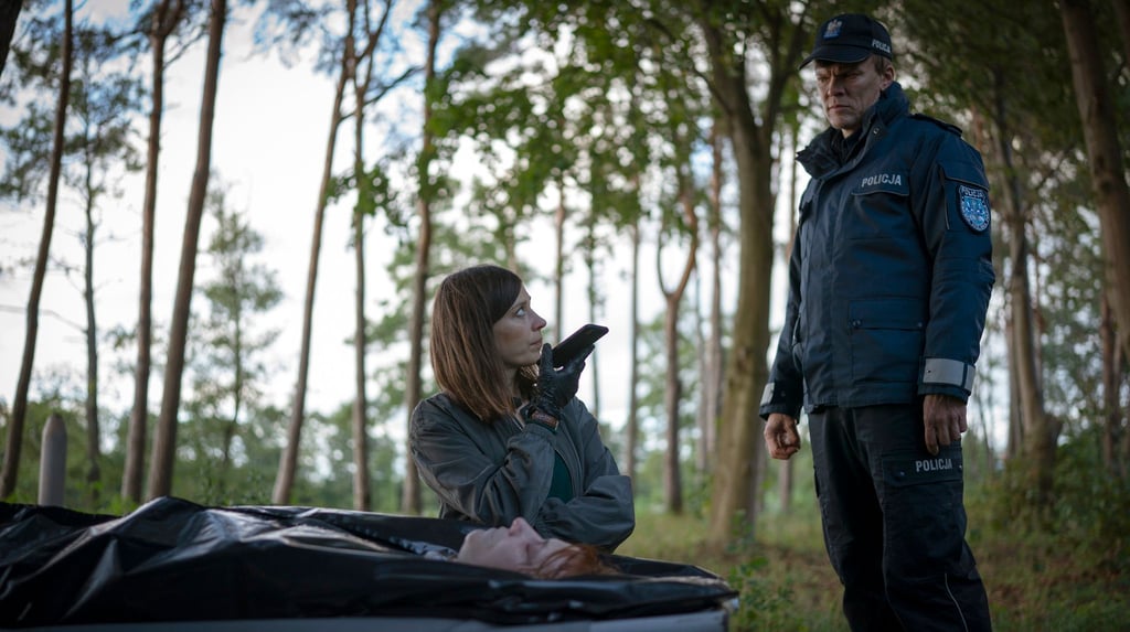 Kriminaltechnikerin Doktor Viktoria Wex (Claudia Eisinger, l) und Dorfpolizist Leon Pawlak (Sebastian Hülk) untersuchen eine Leiche.