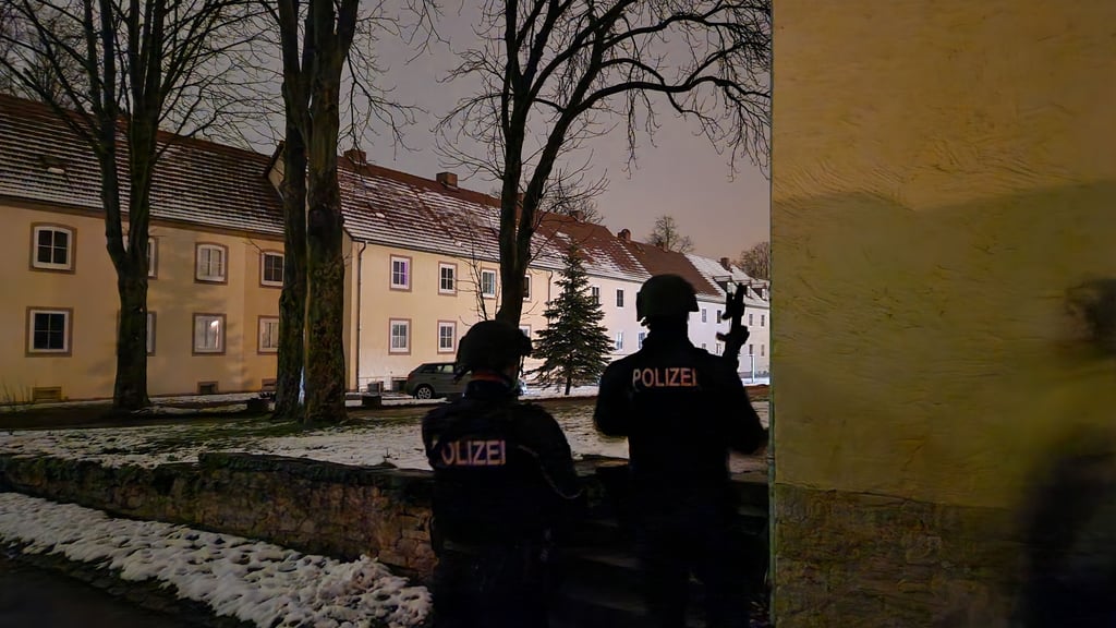 SEK Einsatz in Bad Lauchstädt: Am Frauentag hat ein 61-jähriger Sportschütze seine 59-jährige Ex-Frau erschossen.