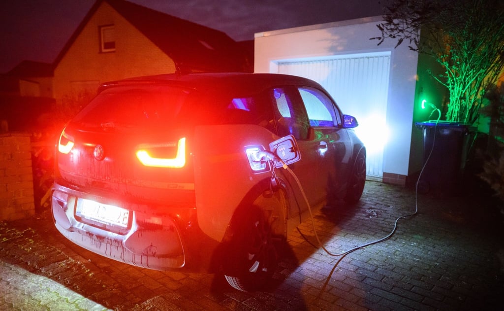 Eine schnell steigende Zahl an E-Autos und Wärmepumpen könnte die Stromnetze vorerst überlasten. Netzbetreiber sollen den Strombezug daher künftig steuern können.