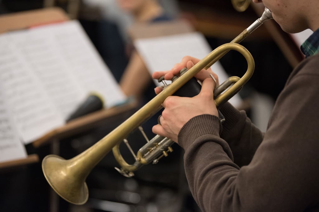 Ein Musiker des Jazz Orchestra spielt während einer Probe auf einer Trompete.