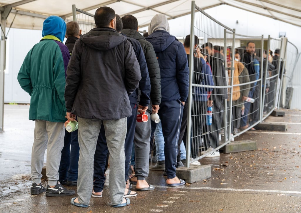 In einer Landeserstaufnahmestelle warten Flüchtlinge in einer Schlange vor der Essensausgabe. Die Zahl der Asylbewerber ist im Januar und Februar gegenüber den Vorjahresmonaten deutlich gestiegen.