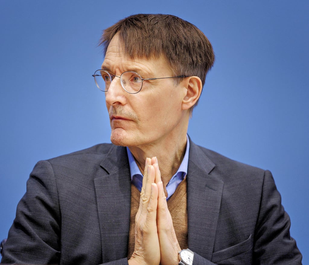 Gesundheitsminister Karl Lauterbach (SPD) hat jetzt versprochen, Bürgern, die durch die Corona-Impfung geschädigt wurden, zu helfen. IMAGO/photothek