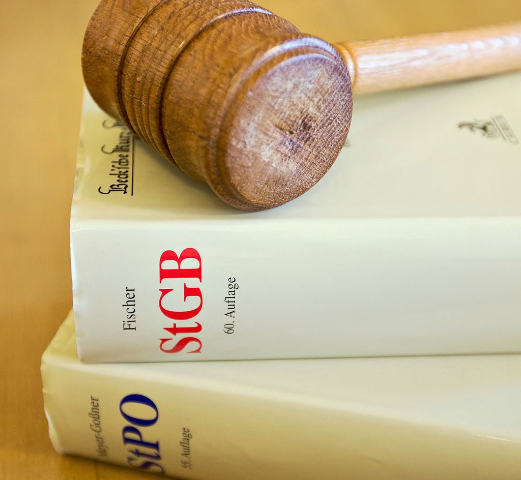 Richterhammer und Gesetzbücher müssen Schöffen nicht stets zur Hand haben. Doch einige Hinweise sollten verinnerlicht sein, wenn man das Schöffenamt antritt.