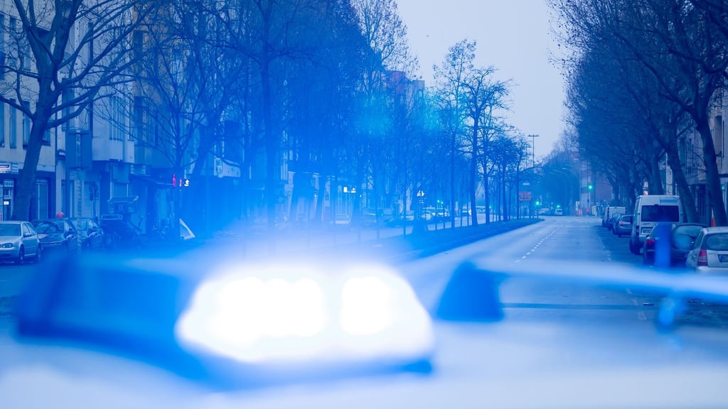 Ein Blaulicht leuchtet auf dem Dach eines Streifenwagens der Polizei.