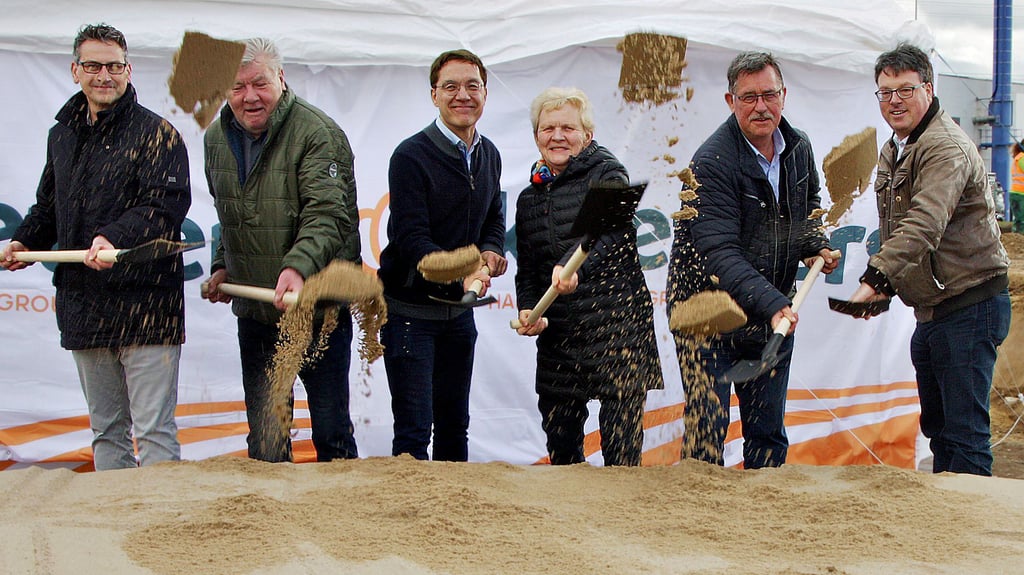 Geschäftsführer Rik Tijsse Klasen (3. von links) vollzog mit Bürgermeisterin Steffi Trittel und weiteren Vertretern der Gemeinde Hohe Börde den symbolischen ersten Spatenstich für die hochmoderne Eierpackanlage in Hermsdorf.