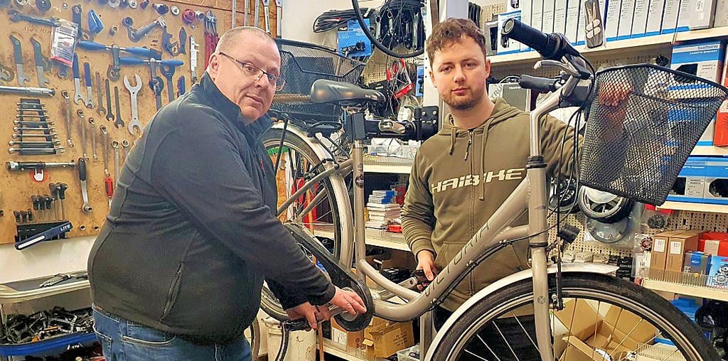 Heiko Strehler (links) und Mikloš Woldt haben im Verkauf und mit dem Reparieren von Rädern gut zu tun.