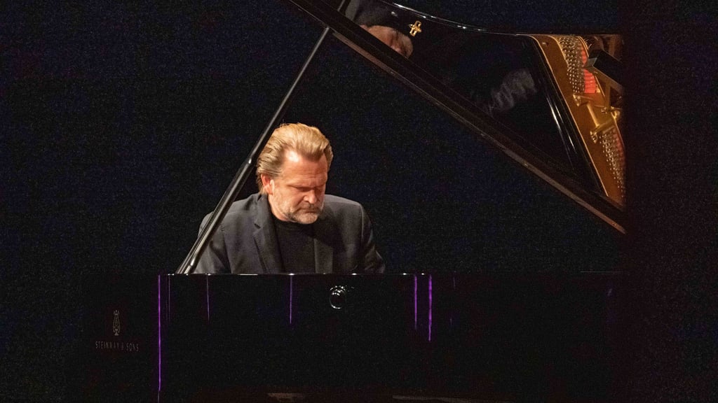 Pianist Sebastian Knauer spielt in der Marienkirche: griffig und sirenenhaft, kantig und verwegen.