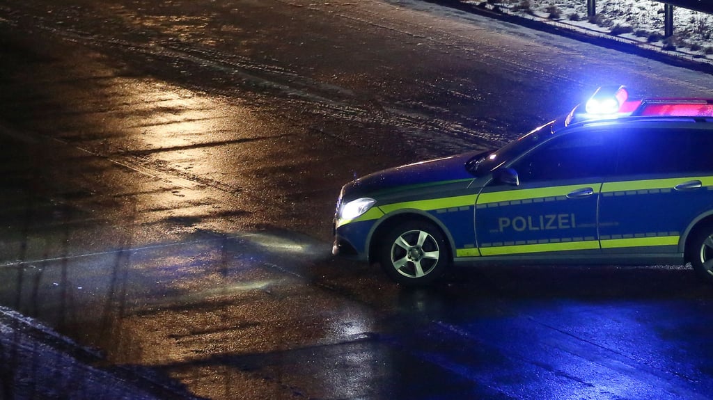Mit eingebautem Frontblitzer und Blaulicht: Polizei stoppt gefaktes  Polizeiauto auf der A 9