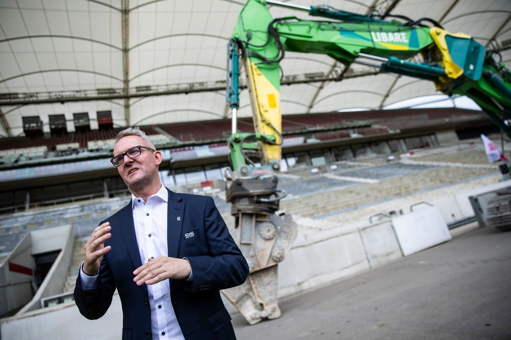 Alexander Wehrle, Vorstandsvorsitzender des VfB Stuttgart, während des Baggerbisses in der Mercedes-Benz Arena.