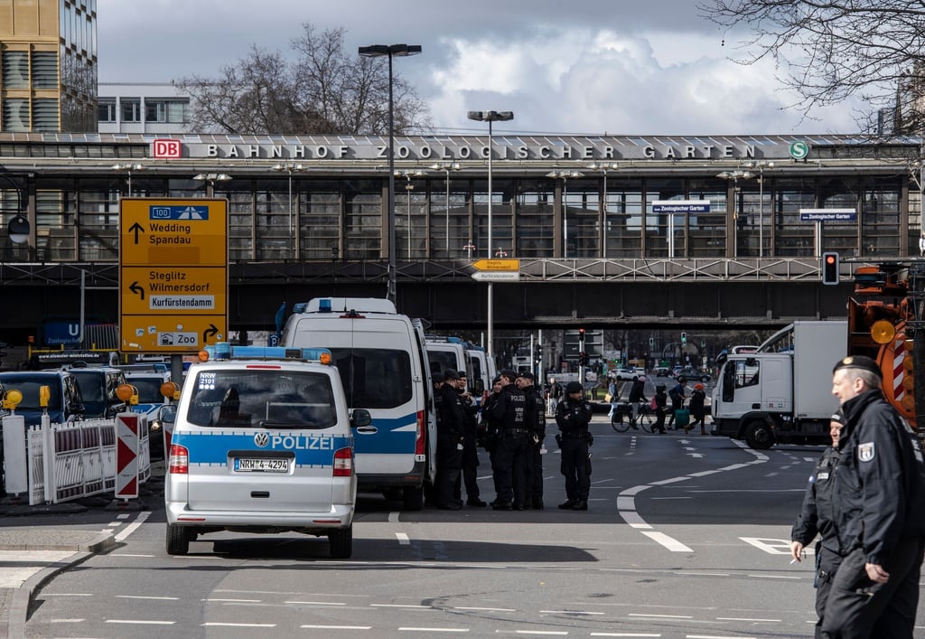 Einsatzfahrzeuge der Polizei stehen in dem für Verkehr gesperrten Bereich am Hotel Waldorf Astoria am Bahnhof Zoo.