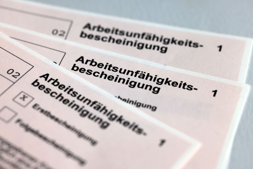 Arbeitsunfähigkeitsbescheinigungen für Arbeitnehmer im Falle einer Krankschreibung durch den Arzt.