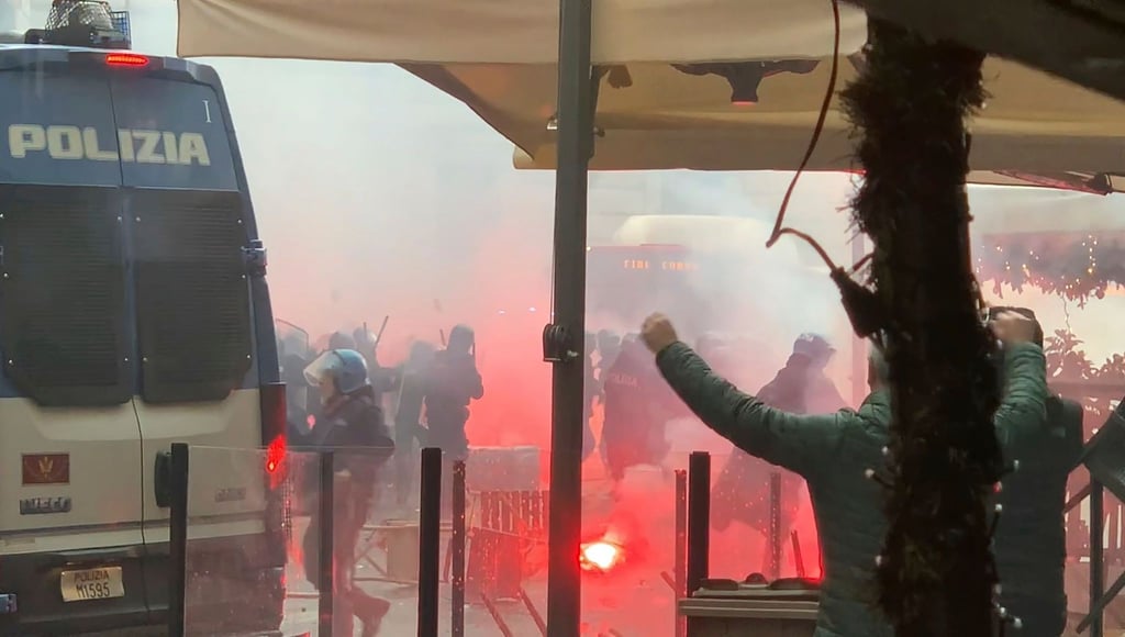 In Neapel kam es zu schweren Ausschreitungen von Anhängern von Eintracht Frankfurt und der örtlichen Polizei.
