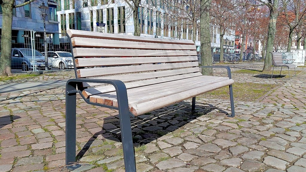 Die „Estiva“ soll auf dem Magdeburger Domplatz künftig Raum zum Verweilen bieten. Es werden 14 Bänke mit und 20 ohne Lehne aufgestellt.