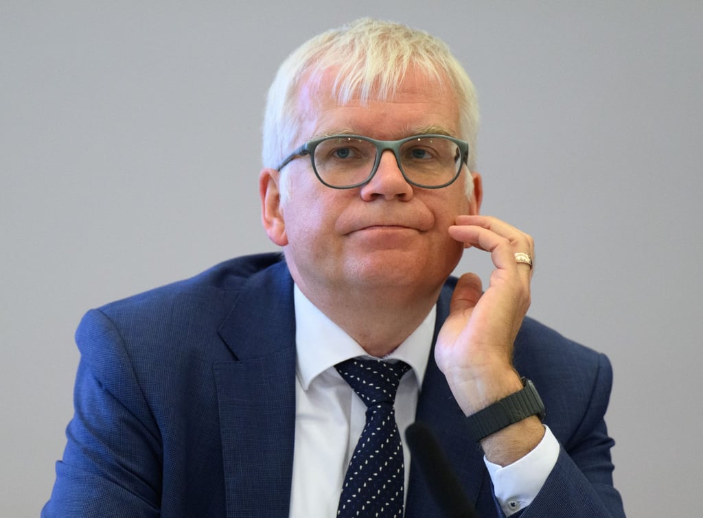 Hartmut Vorjohann (CDU), Finanzminister von Sachsen, sitzt im Landtag.