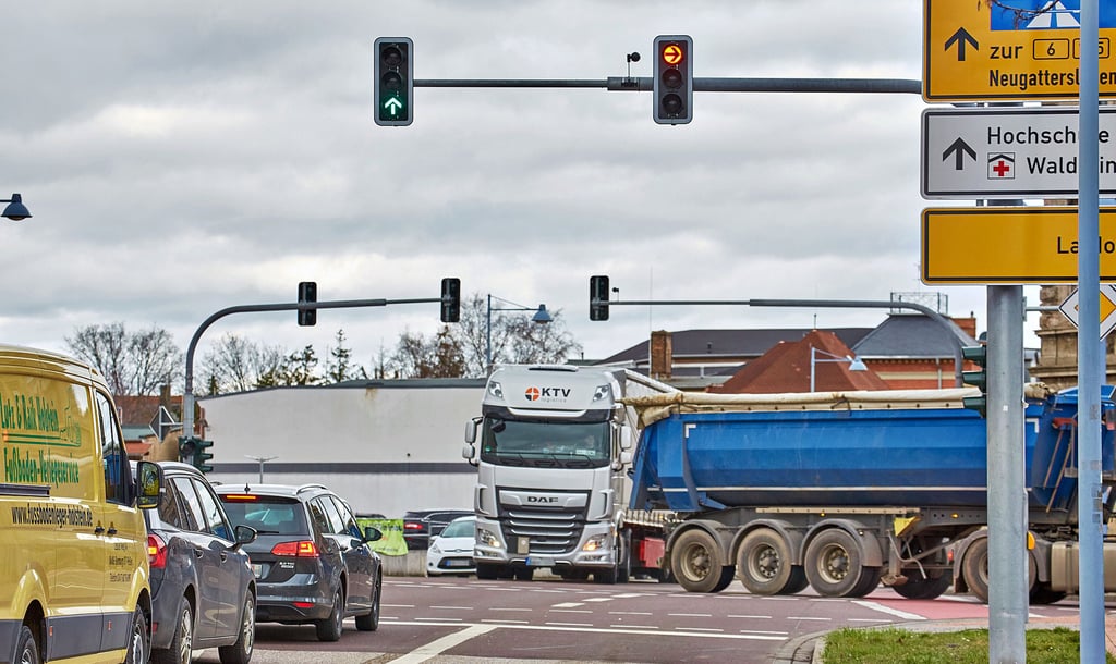 Eine alltägliche Szene: Während der Geradeaus-Verkehr auf der Bernburger Bahnhofstraße längst Grün hat, sind entgegenkommende Linksabbieger immer noch auf der Annenkreuzung unterwegs.
