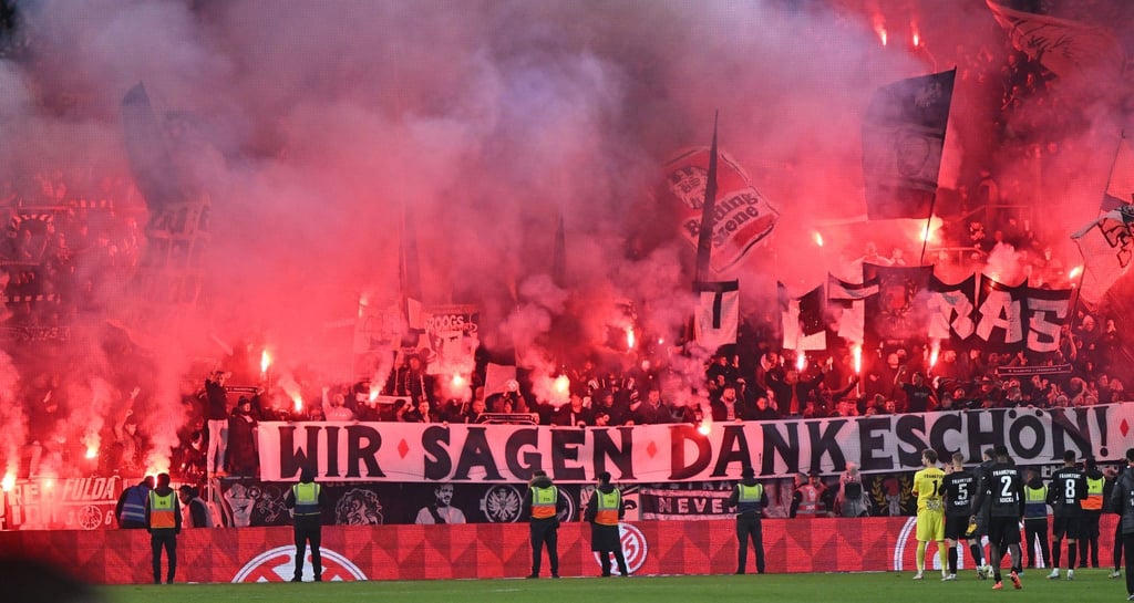 In Mainz zündeten die Frankfurter Anhänger Bengalos.