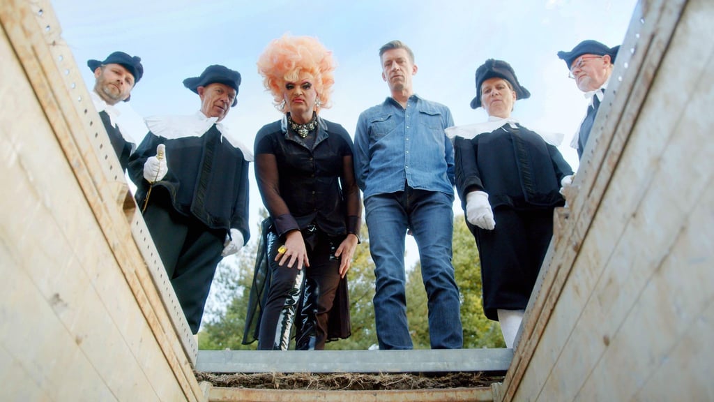 Olivia Jones und Steffen Hallaschka haben mit den Sargträgern der Genossenschaft für Trägerstellung im Bestattungsgewerbe (GTB) in Hamburg gelernt, wie man einen Sarg würdevoll zu Grabe trägt.