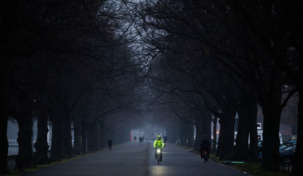 Unterschied wie Tag und Nacht: Mit auffälliger Kleidung und viel Licht am Bike machen sich Radler sichtbarer.
