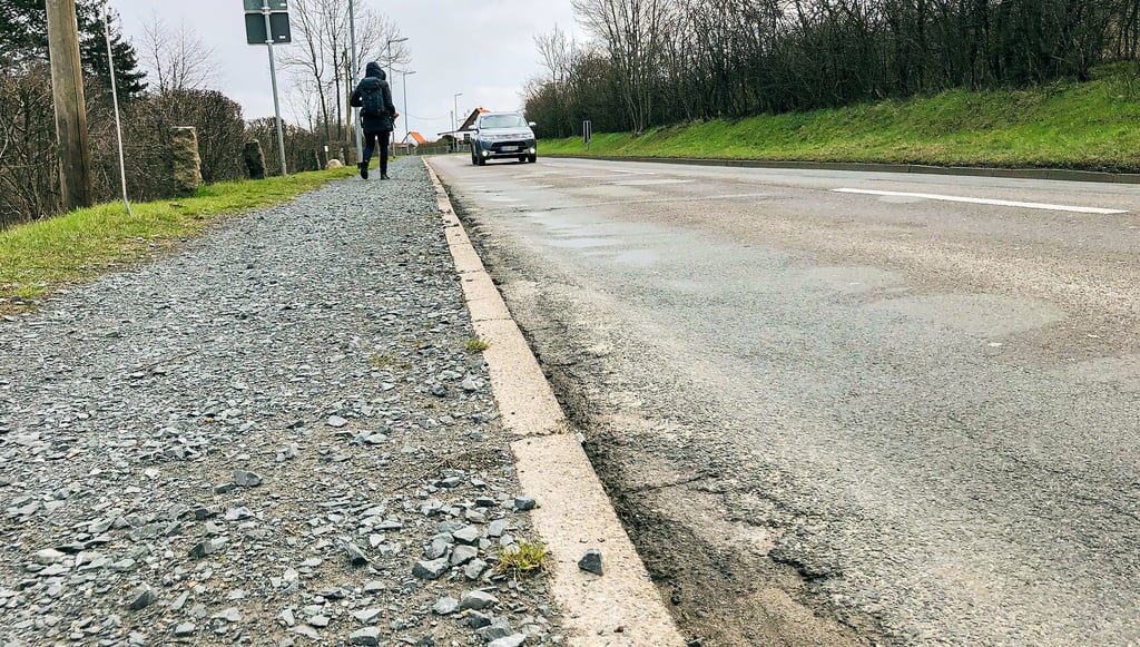 Kaputte Fahrbahn, nur ein aufgeschotterter Gehweg: Dieser Zustand der Landesstraße zwischen den Ortslagen Bad Suderode und Gernrode soll sich ändern.