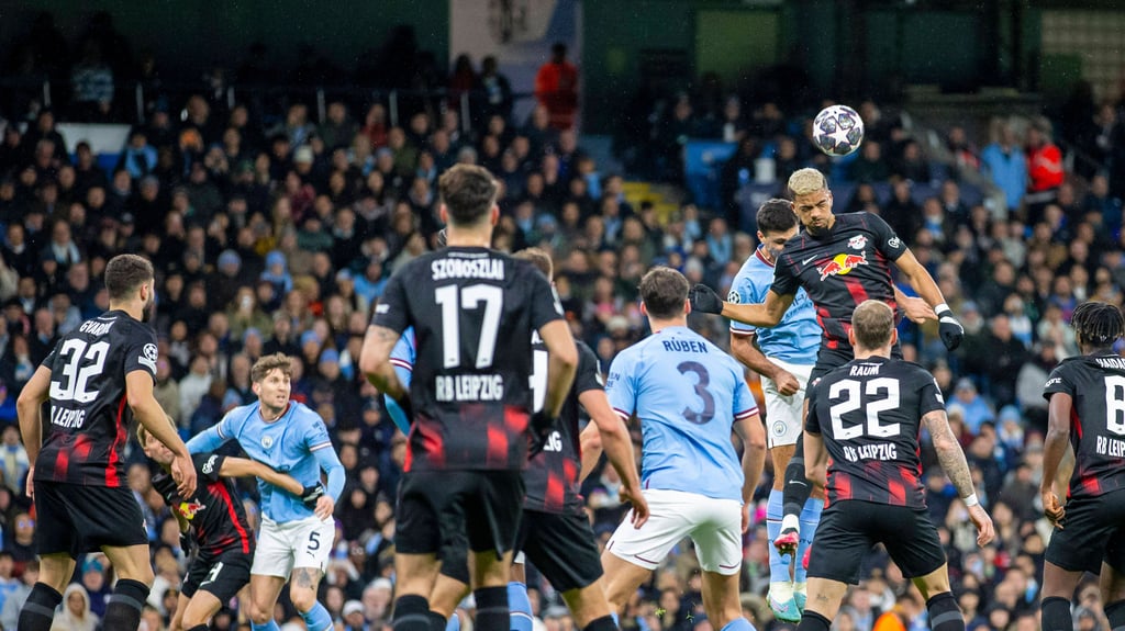 Soll im Luftkampf gegen Rodri Hand gespielt haben: RB-Verteidiger Benjamin Henrichs