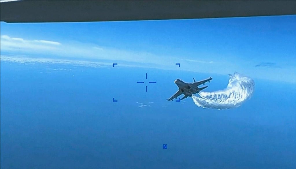 Screenshot aus dem veröffentlichten Video: Ein russisches Jagdflugzeug vom Typ Su-27 nähert sich dem Heck der MQ-9-Drohne.