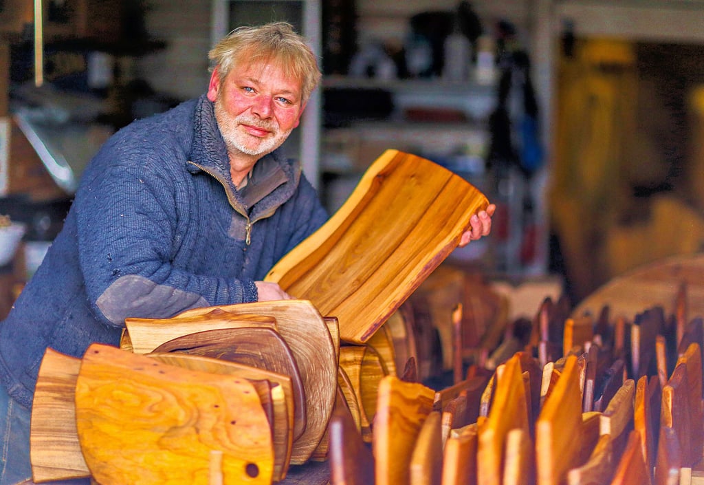 Holzhandwerker Steffen Schmidt aus Oechlitz organisiert mit seiner Frau Anke den Merseburger Rabenmarkt am 25. und 26. März.