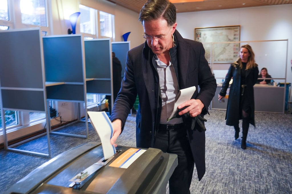 Mark Rutte, Premierminister der Niederlande, gibt in Den Haag seine Steimme für die Provinzwahlen ab.