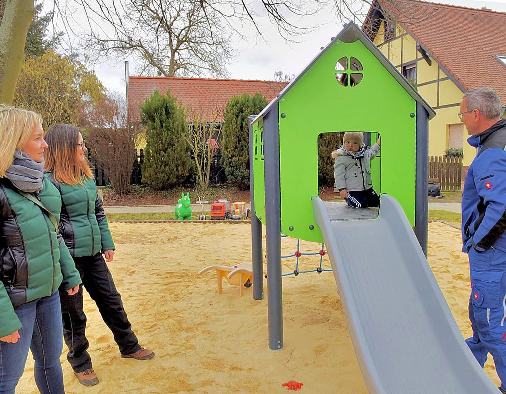 Der zweijährige Till aus Ritterode testet im Beisein von Opa Patrick Röder und den Verwaltungsmitarbeiterinnen Annett Weller (li.) und Babett Fink das neue Spielgerät auf dem Spielplatz in Ritterode.