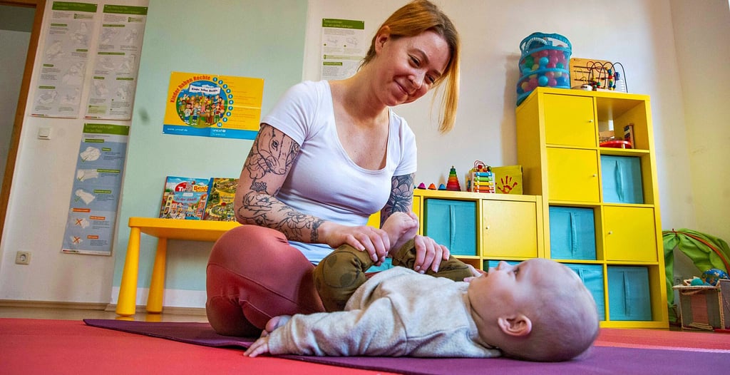 Virginia Bartelt mit ihrem elfmonatigen Sohn im Shia Familienzentrum. Am 28. April startet dort der erste Kurs.