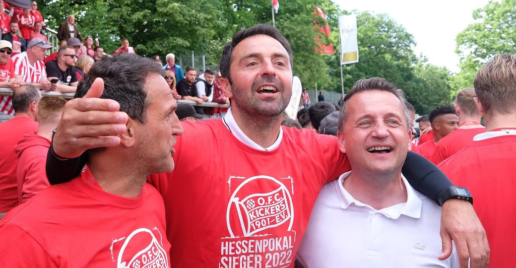 Sreto Ristic (M.) und Thomas Sobotzik (r.) feierten im Mai 2022 gemeinsam den Sieg im Hessenpokal mit den Kickers Offenbach.