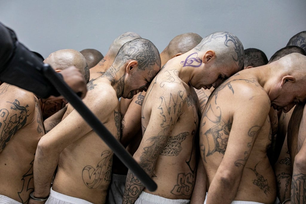Insassen, die von den Behörden als Bandenmitglieder identifiziert wurden, werden in Tecoluca in das Gefängnis für Terrorismus gebracht. Das Foto wurde von der Pressestelle des Präsidenten von El Salvador zur Verfügung gestellt.