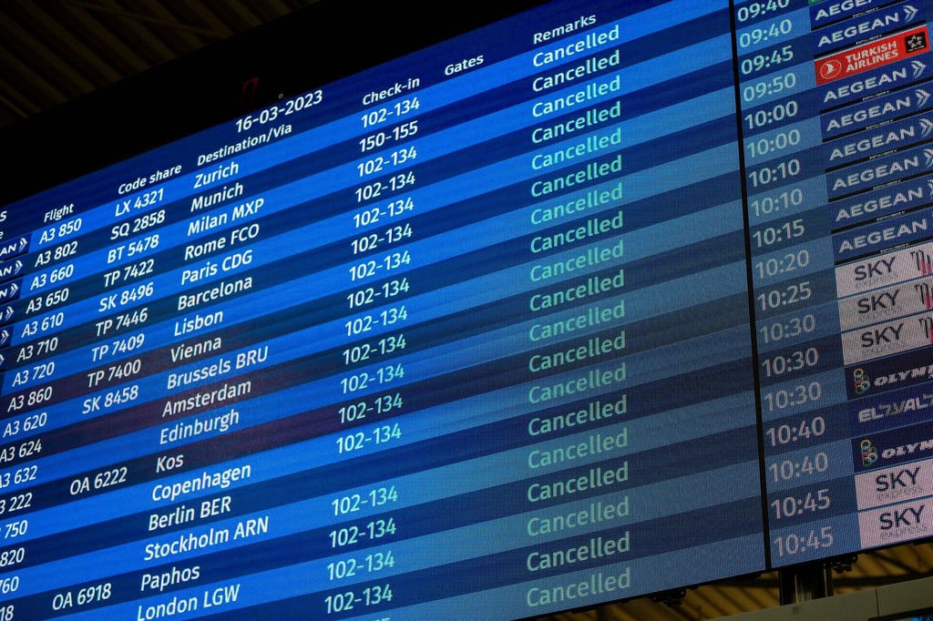 Gestrichene Flüge sind an der Haupttafel des leeren Eleftherios Venizelos International Airport während eines 24-stündigen Streiks zu sehen. Die großen Gewerkschaften des Landes hatten einmal mehr zu den Arbeitsniederlegungen aufgerufen.