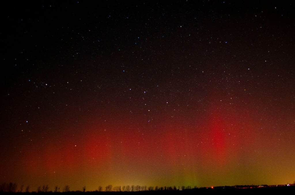 Seltenes Phänomen in der Nacht zu Donnerstag: Polarlichter erscheinen am Himmel am Stadtrand von Magdeburg.
