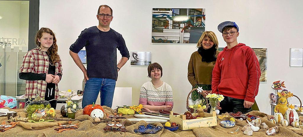 Die Förderschule „Miteinander“ aus Wefensleben hat im Landratsamt in Haldensleben einen Ostermarkt ausgerichtet. Mit dabei sind die Schülerinnen Michelle und Hannah (v.l.), Schüler Sam Epple, der pädagogische Mitarbeiter Robert Knels und die Klassenleiterin Kerstin Giersch.