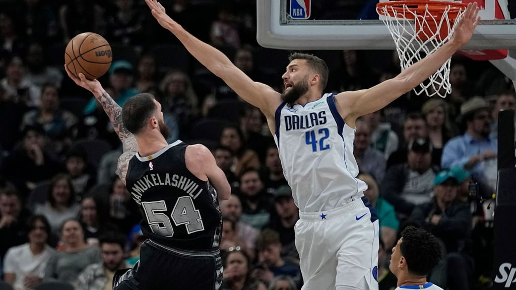 Mavericks triumph and Lakers suffer defeat before their NBA showdown.