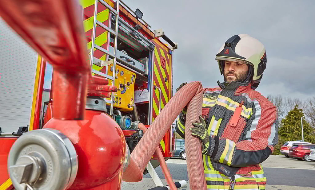 Die Leitung aus dem Hydranten ist voll geöffnet. Trotzdem kann Wehrleiter Marcus Hillegeist den Schlauch problemlos knicken und zusammendrücken. Der Druck in der Leitung ist viel zu niedrig und erfüllt nicht die Voraussetzungen für einen erforderlichen Grundschutz bei der Brandbekämpfung.