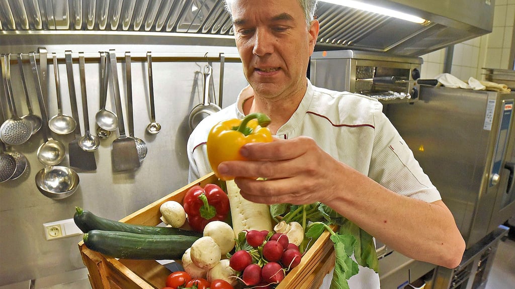 Achtsamkeit hat auch mit Ernährung zu tun: Bei Christian Alberter kommen nur frische Lebensmittel in die Töpfe - auch in der Villa Westerberge.