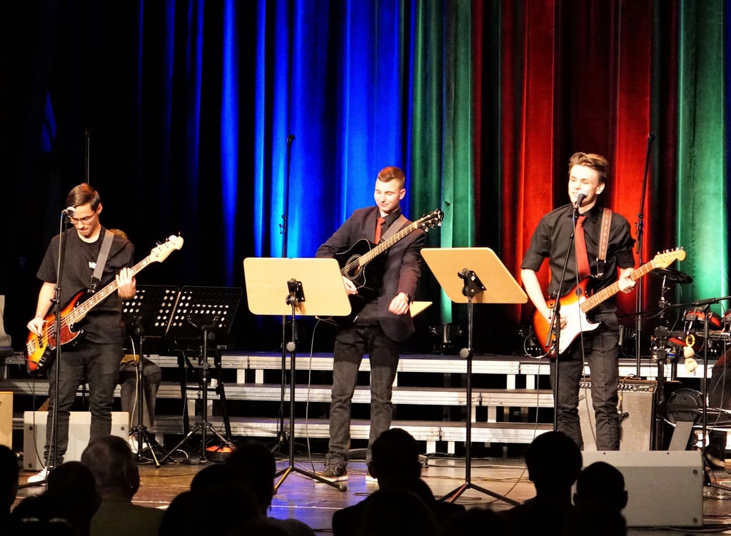 Die Schulband Mislabeled tritt zum Frühlingskonzert auf.